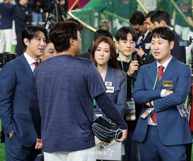 5日、練習を終えた柳賢振が黄載均（ファン·ジェギュン）をはじめ解説陣と話を交わしている。 /写真=姜永祚（カン·ヨンジョ）先任記者