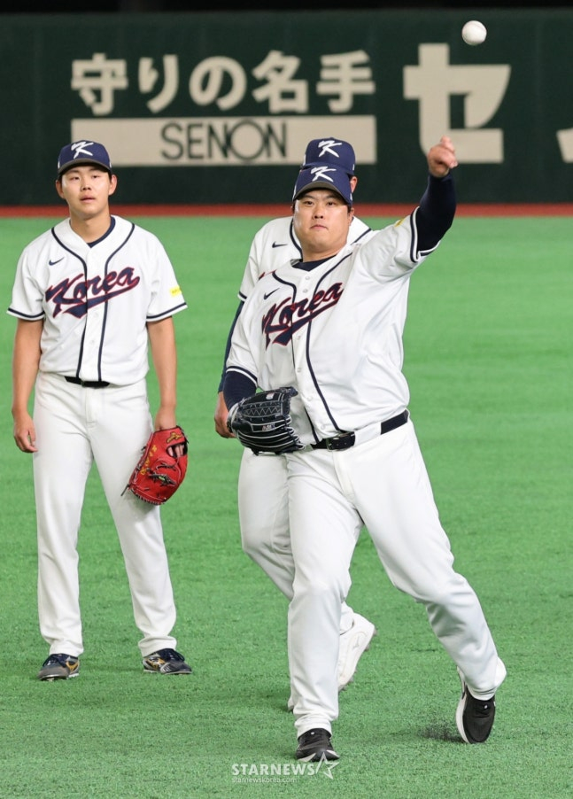 キャッチボールの練習を行うリュ·ヒョンジン。 /写真=姜永祚（カン·ヨンジョ）先任記者