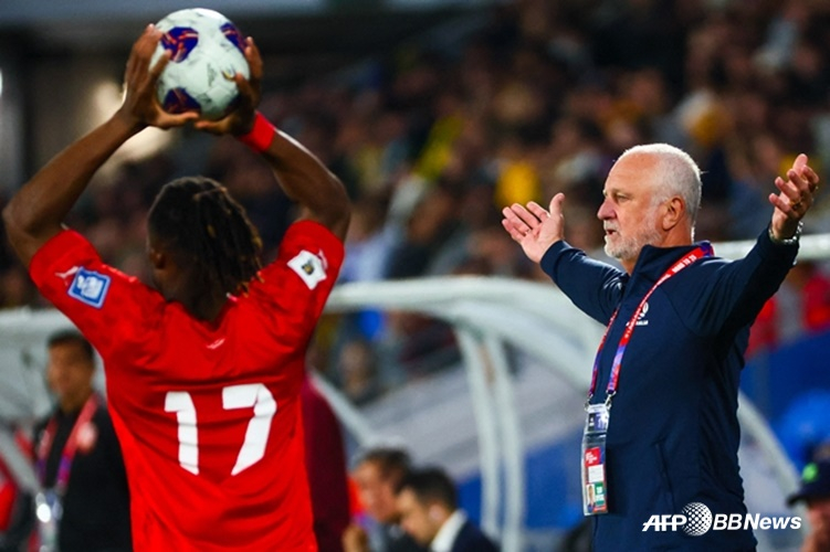 Тренер Грэм Арнольд (справа) протестует во время игры. /AFPBBNews =Новости 1