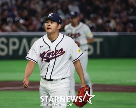 Baseball team starter Soh Hyung-joon is heading to the dugout after finishing the defense in the top of the third inning of the 2026 WBC Tokyo POOL opening game against South Korea and the Czech Republic at Tokyo Dome on the 5th. /Photo = Senior Reporter Kang Young-jo