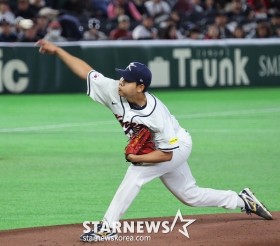 Korean national baseball team right-hander Soh Hyung-joon is pitching hard in the second game of the 2026 WBC Tokyo POOL opening at Tokyo Dome on the 5th as a starter against South Korea and the Czech Republic. /Photo = Senior Reporter Kang Young-jo