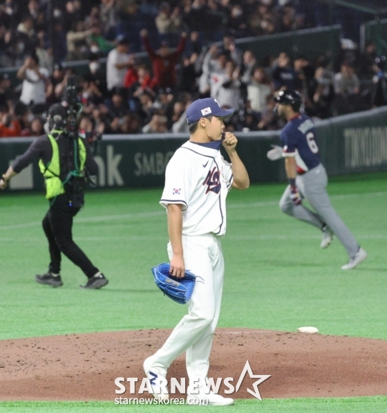 野球代表チームの右腕投手チョン·ウジュが5日、東京ドームで行われた2026WBC東京POOL開幕2回目の試合、韓国とチェコの試合5回表、バーブラに3点本塁打を許し、残念がっている。 /写真=姜永祚（カン·ヨンジョ）先任記者