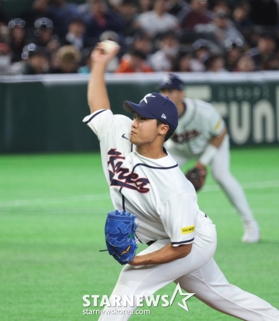 野球代表チームの右腕投手チョン·ウジュが5日、東京ドームで行われた2026WBC東京POOL開幕2回目の試合、韓国とチェコの試合5回に力投している。 /写真=姜永祚（カン·ヨンジョ）先任記者