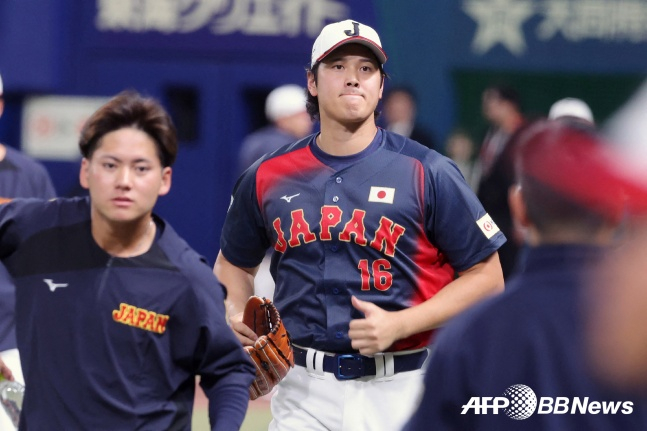 Otani Shohei (giữa) đã đến Tokyo Dome, Nhật Bản và mặc đồng phục đội tuyển quốc gia Nhật Bản và đang tập luyện. /AFPBBNews = Tin tức 1