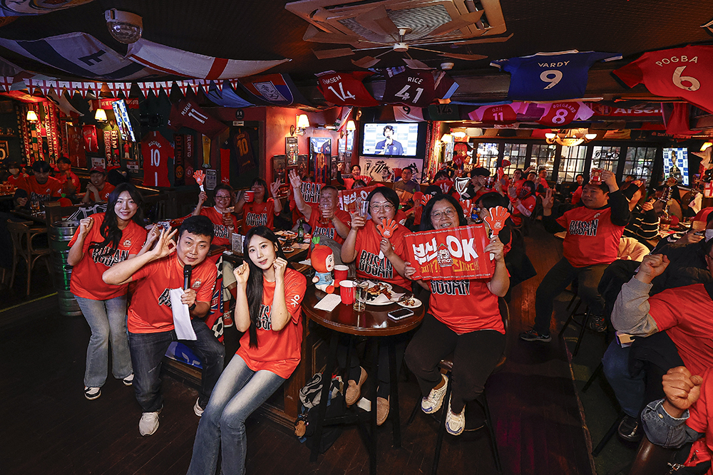 /Ảnh = OK Ngân hàng tiết kiệm cung cấp đội bóng chuyền