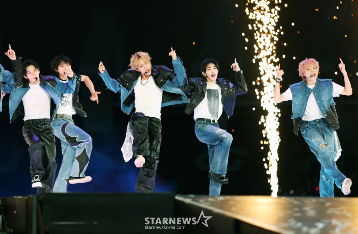 Group Kickflip is performing a great performance at ACON 2025 to commemorate the 10th Anniversary Asian Artist Awards 2025 (the 10th Anniversary AAA 2025), hosted by Star News at Kaohsiung National Stadium on the 7th.   "ACON 2025" is a festival held to commemorate the 10th anniversary of "AAA" and celebrate together. Actors Lee Joon-young, i-dle (I-dle) Shuhua, CRAVITY Allen, and Kiki Sui will be the MCs to lead "ACON 2025" and lead "QWER," NEXZ, 9 (AHOF), Ash Island, ATEEZ, WOODZ, Lee E-kyung, Choi Yena, KISS OF LIFE, KiiiKiii, Kick Flip. /2025.12.07 / Photo = Lee Dong-hoon photoguy@