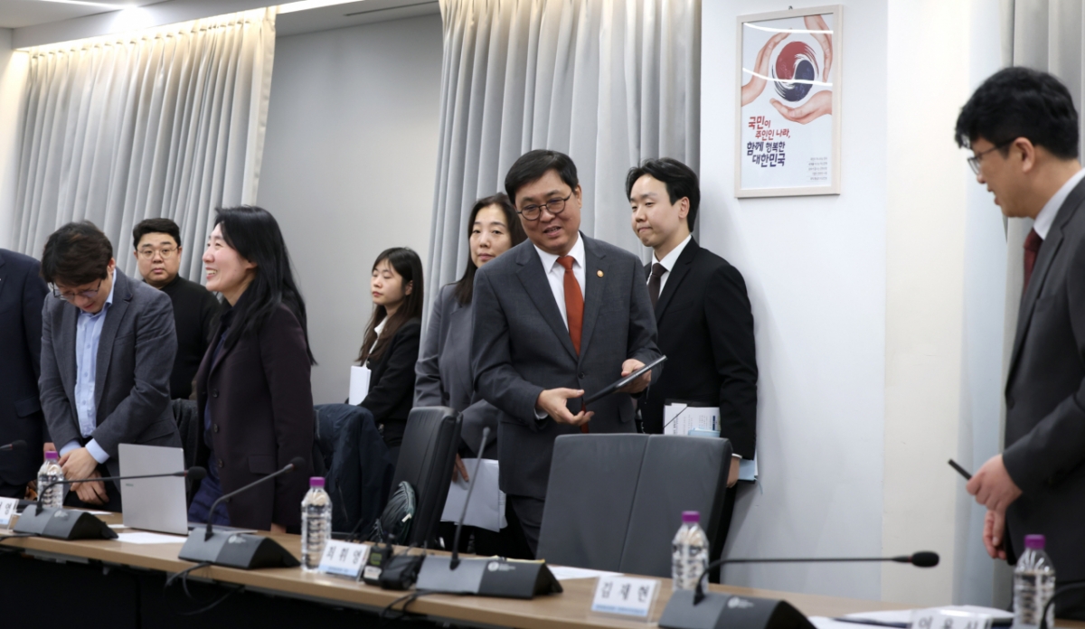 文化体育观光部长官崔辉映(右三)5日出席了在首尔钟路区国立现代美术馆首尔馆举行的"防止演出、体育黄牛票民官协议体成立仪式"。 =照片:韩国文化体育观光部。