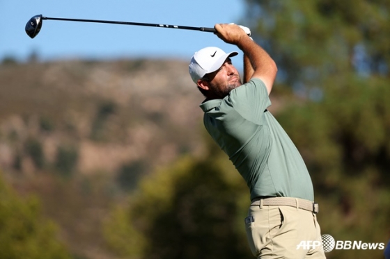 ドライバーティーショットを放つシェフラー。 /AFPBBNews=ニュース1