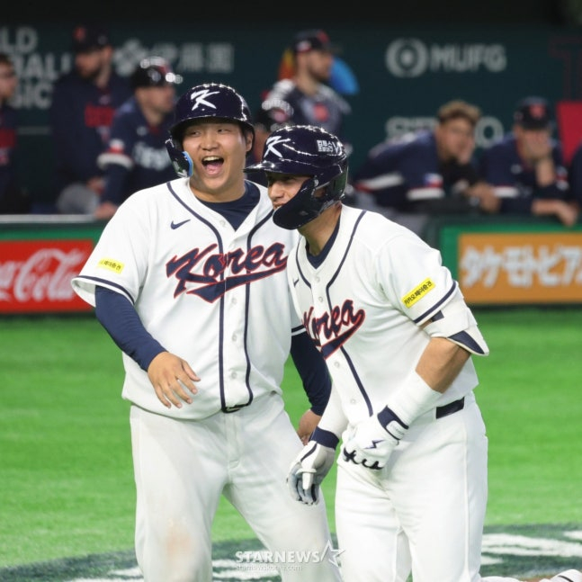 韓国WBC代表チームのシェイ·ウィットコム（右）が5日、東京ドームで行われたチェコ戦で5回裏、2ラン本塁打を放った後、ムン·ボギョンの歓迎を受けている。 /写真=姜永祚（カン·ヨンジョ）先任記者