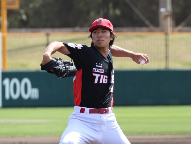 KIAの李義利（イ·ウィリ）が6日、沖縄県金のキンタウン·ベースボール·スタジアムで行われた2026スプリングキャンプの練習試合で、LGを相手に力投している。 /写真=KIAタイガース提供