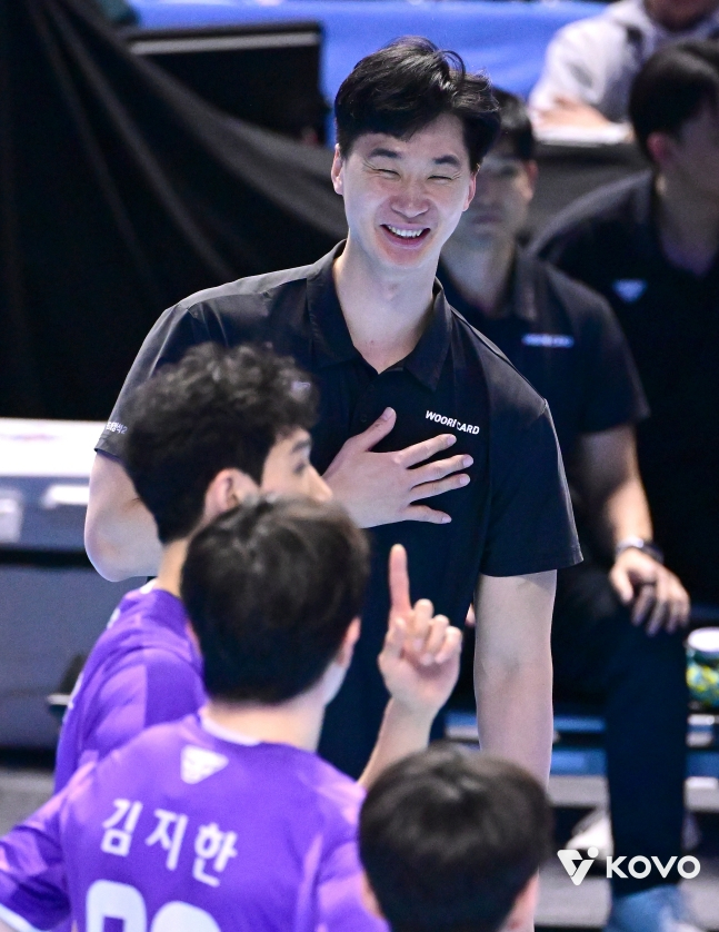 Исполняющий обязанности главного тренера Woori Card в Сеуле Пак Чхоль У улыбается, наблюдая за игрой игроков в матчах посещения лиг Инчхон Korean Air и Jin Air 2025-2026 V, которые прошли 6-го числа в гимназии Гьейян в Инчхоне. /Фото = Предоставлено KOVO.