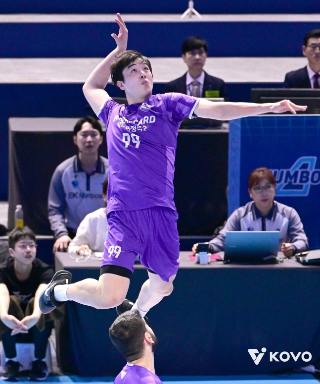 Ким Джи Хан атакует с высоким RBI. /Фото = Предоставлено KOVO.