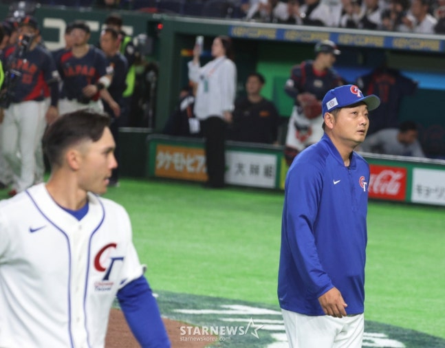 图为，6日与日本队的比赛结束后，主教练郑浩举（右）正在离开赛场。 =照片=高级记者姜英祖。