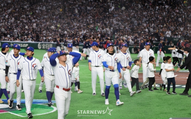 正在进入休息室的台湾代表团。 =照片=高级记者姜英祖。