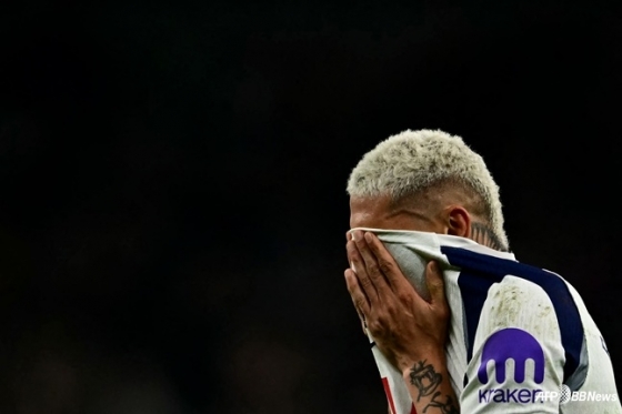 图为，在与水晶宫队的比赛中失利后，希沙利松正在用球衣包裹自己的脸。 =法新社BBNews=新闻1。