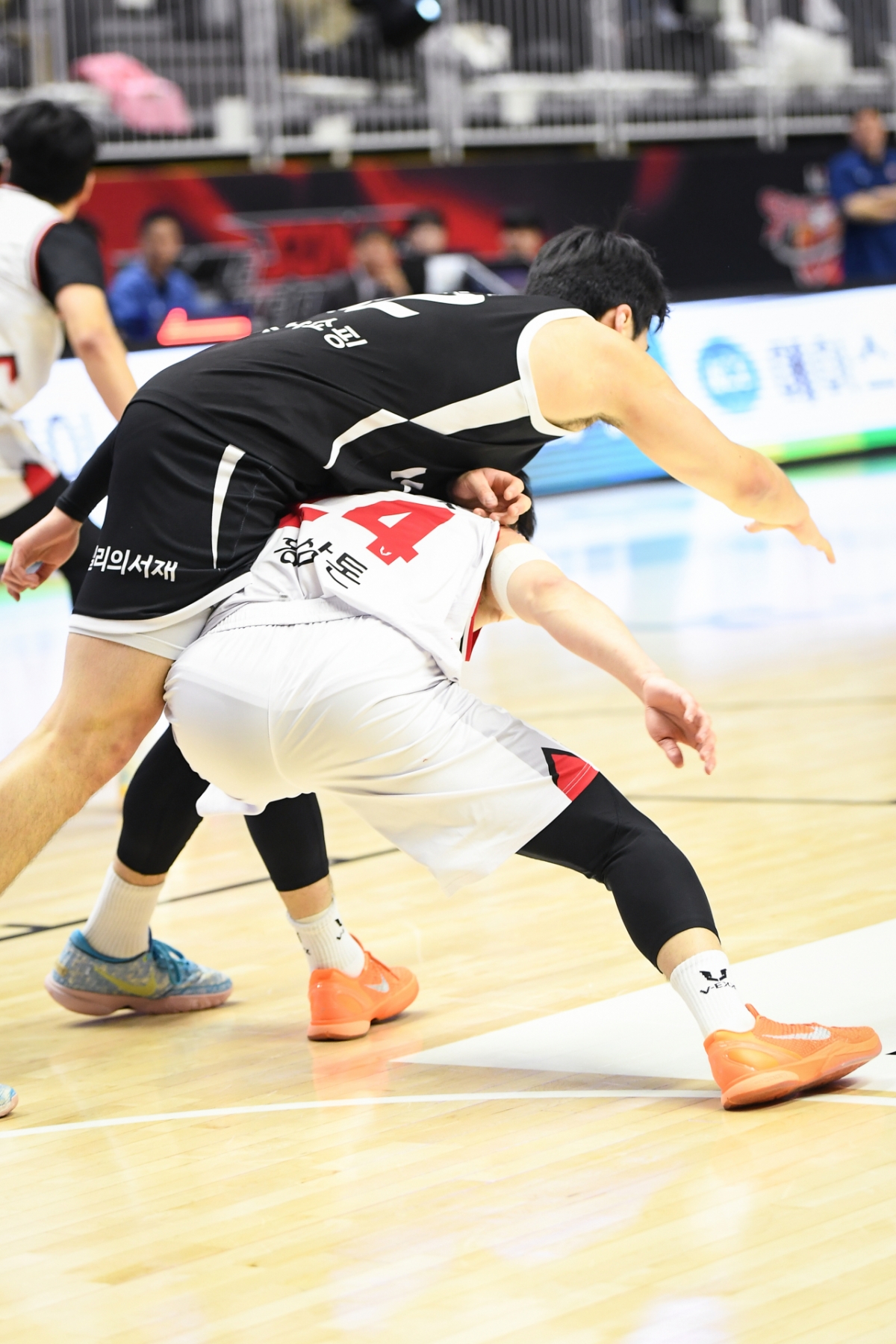 兄のムン·ジョンヒョン（左）と弟のムン·ユヒョンがもみ合っている。  /写真=KBL提供