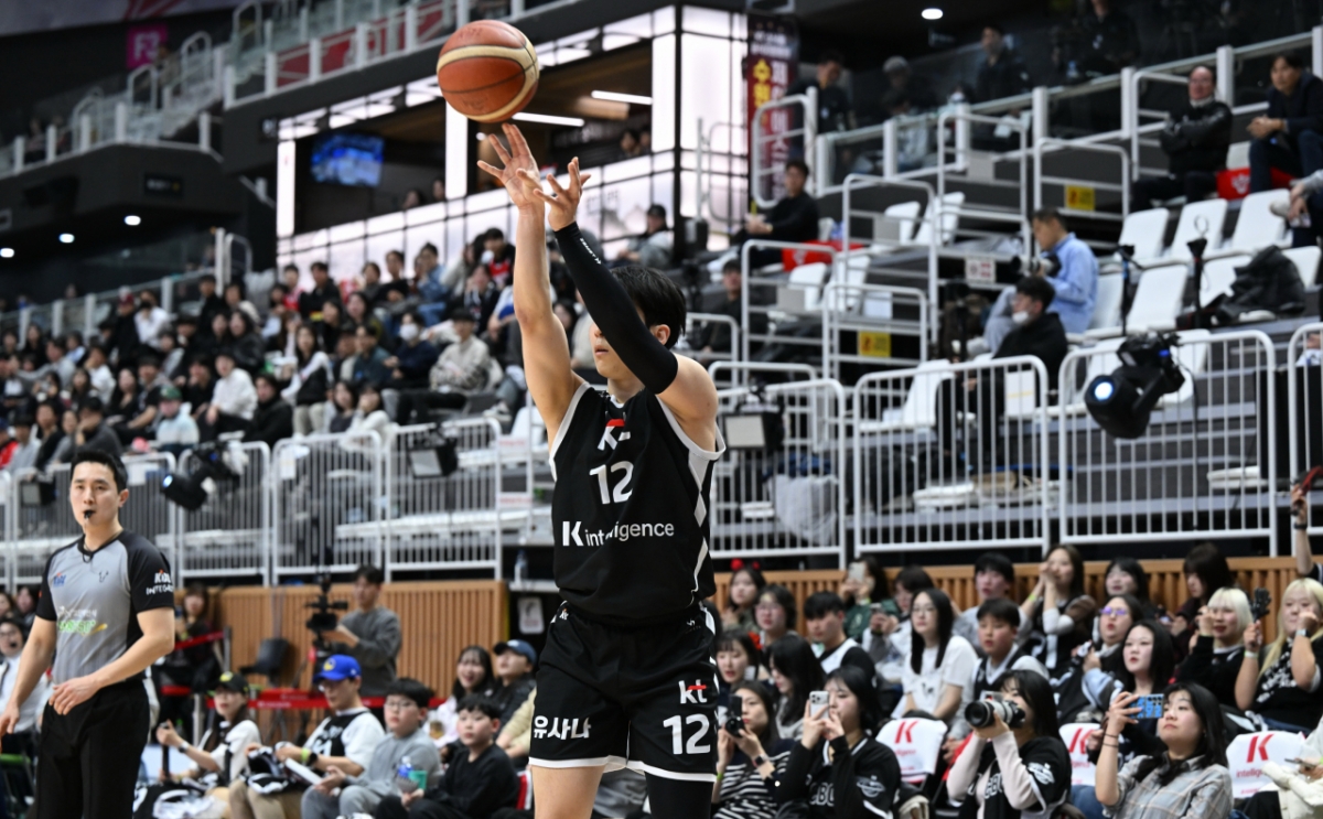 ムン·ジョンヒョンがソウルSK戦で3点シュートを放っている。 /写真=KBL提供