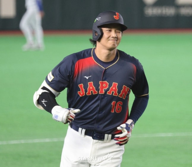 2回表、満塁ホームランを打った後、ウィンクをしている大谷。 /写真=姜永祚（カン·ヨンジョ）先任記者