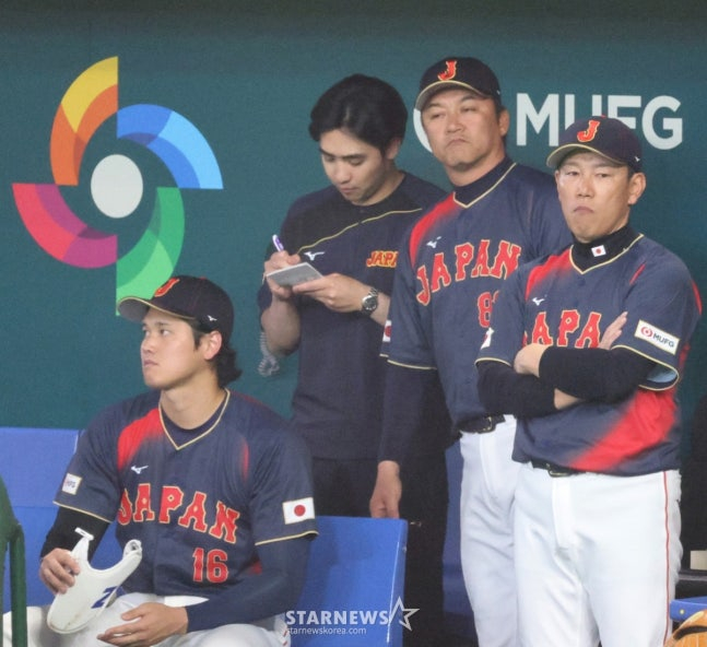 13-0で行われた試合を見守る大谷（左）。 /写真=姜永祚（カン·ヨンジョ）先任記者