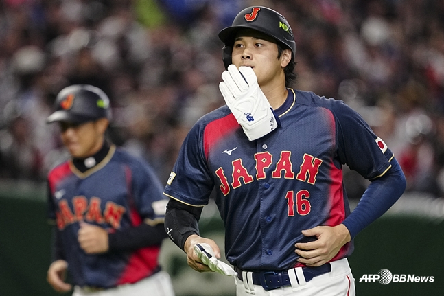 大谷がダッグアウトに入っている。 /AFPBBNews=ニュース1