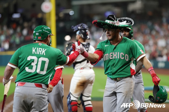 7日（韩国时间），在美国德克萨斯州休斯敦的戴金公园举行的决赛第一轮B组比赛第8回合初，墨西哥队的约拿单·阿兰达（右）在2人出局1、2垒有人的情况下，击出左越3分本垒打，正在进行庆祝动作。 =法新社BBNews=新闻1。