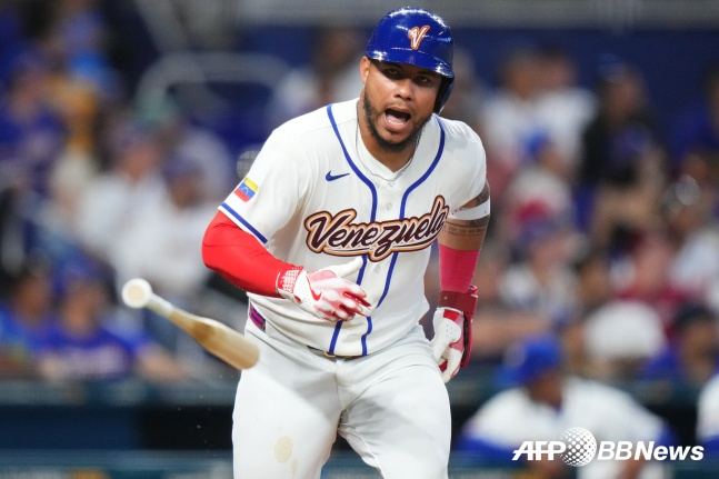 7日（韩国时间），委内瑞拉的威尔逊•孔特雷拉斯在美国佛罗里达州迈阿密的隆迪波公园球场与D组荷兰队的比赛第5回合末，在无人出局满垒的情况下，击出左前2打点适时安打，大放异彩。 =法新社BBNews=新闻1。