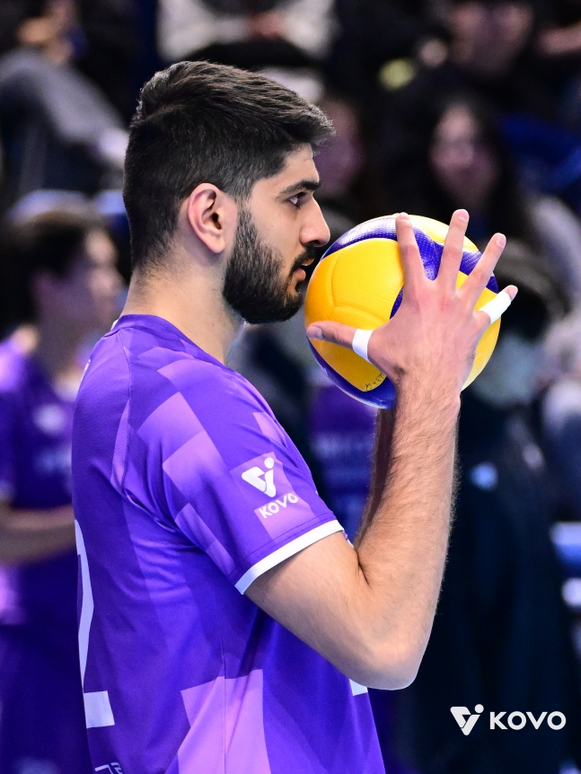 发球前亲吻球的阿里。 =照片=KOVO提供。