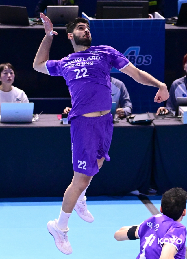 阿里在高击球位试图发起强有力的进攻。 =照片=KOVO提供。