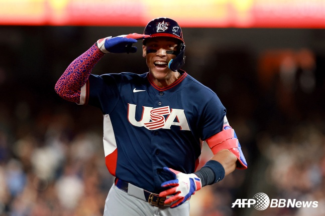 7日（韩国时间），在美国德克萨斯州休斯敦的戴肯公园举行的2026世界棒球经典赛（WBC）决赛第一轮B组2场比赛上，美国代表队的艾伦•泽奇在与巴西队的比赛第一回合初，在1人出局1人在垒的情况下，击出先发制人的2分本垒打，正在庆祝。 =法新社BBNews=新闻1。