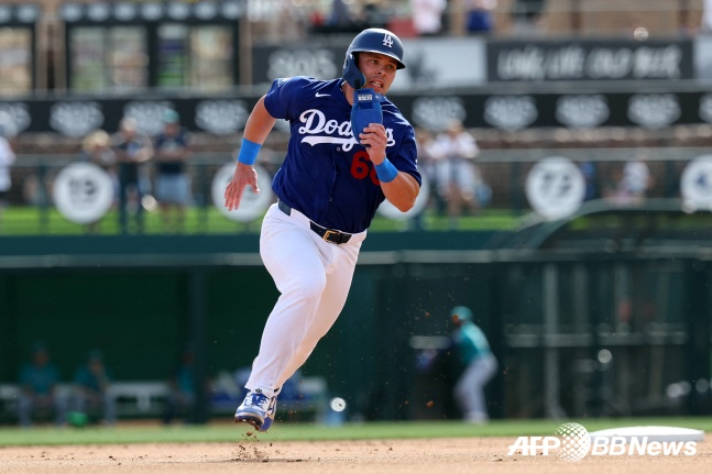 洛杉矶道奇队的圣地亚哥•埃斯皮纳尔。 =法新社BBNews=新闻1。