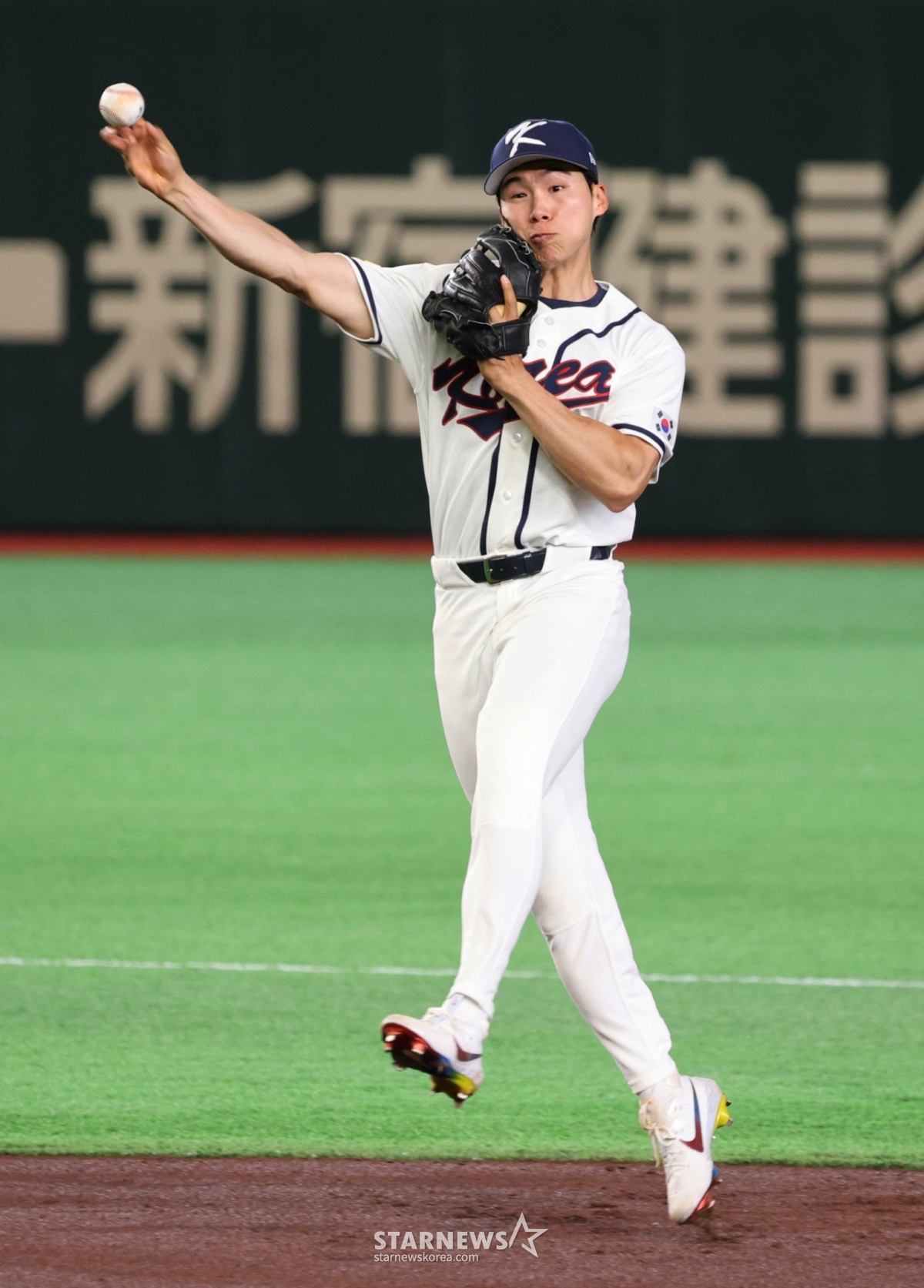 棒球代表队内野手金惠成在2026WBC东京回合开幕前一天的4日,在东京巨蛋正式训练中正在进行内野防守训练。 =图为，2026.03.04.