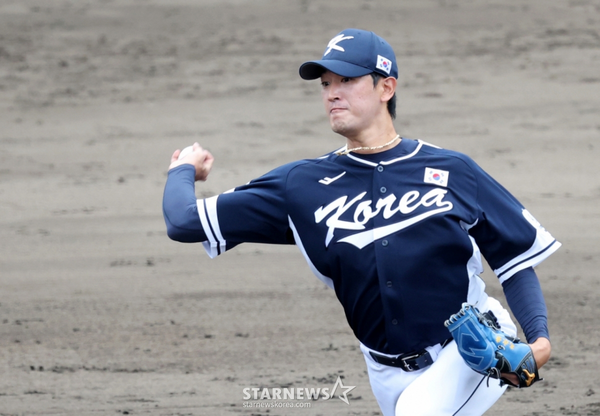 The WBC national team played a practice game against the Samsung Lions at Onnason Akama Stadium in Okinawa, Japan on the 20th.  Ko Young-pyo of the national team is pitching hard. /Photo by Kim Jin-kyung =Kim.jinkyung@