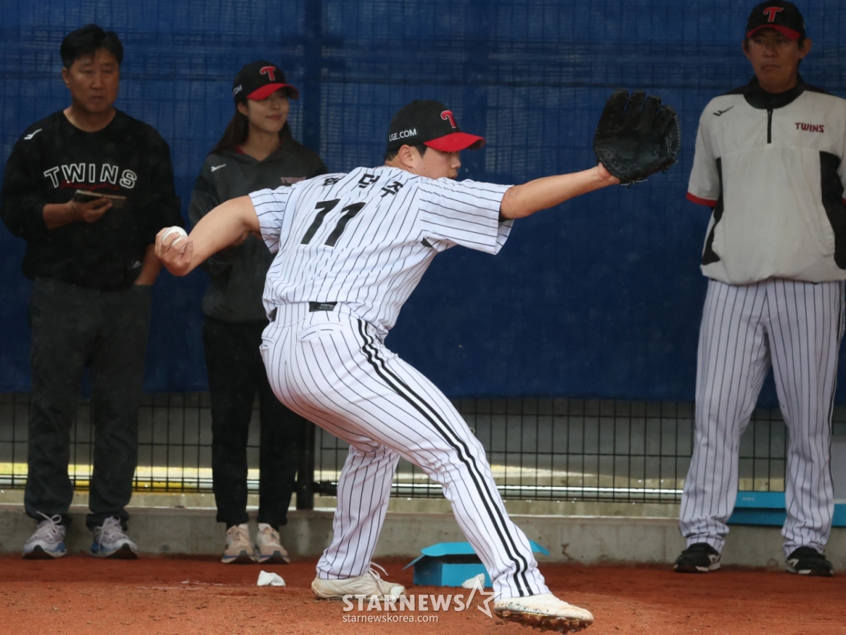 LG Twins今年2月27日在日本冲绳县卡德纳棒球场进行了春季集训。  图为咸德洙正在进行候补投手训练。 =照片=金镇京。