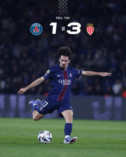 维蒂尼亚正在试图踢球。 =照片=PSG官方SNS收尾。