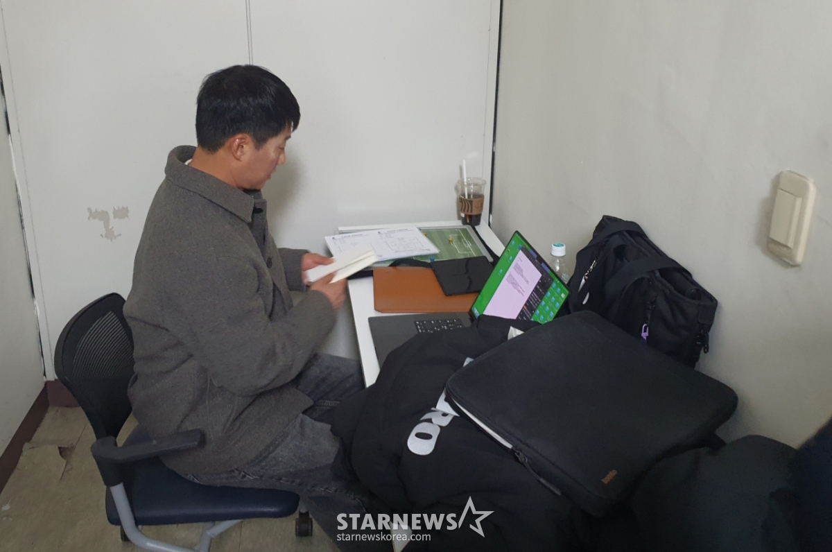 Hình ảnh huấn luyện viên Lee Jung-hyo chuẩn bị cho trận đấu ở không gian bên ngoài phòng thay đồ trước trận đấu. /Ảnh = Phóng viên Park Jae Ho