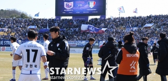 Вид на Стадион в Паджу. /Фото = Ожидание Ким Чжин Гёна