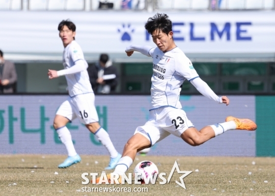 Ким Мин У пытается стрелять. /Фото = Ожидание Ким Чжин Гёна