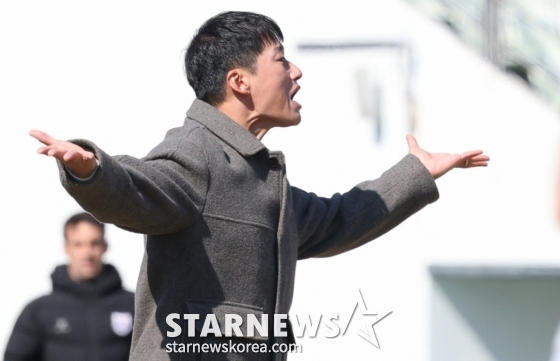 Тренер Самсунг Ли Чон Хё, Сувон. /Фото = Ожидание Ким Чжин Гёна