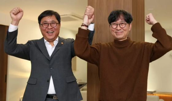 Minister of Culture, Sports and Tourism Choi Hwi-young (left), Director Jang Hang-jun / Photo = Minister Choi Hwi-young's SNS
