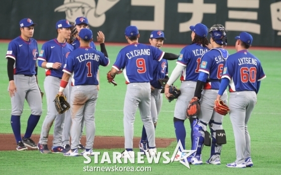 Тайваньские игроки выходят на поле после победы Cold Cam в 2026 WBC Tokyo POOL Taiwan в Токио Доум 7-го числа. /Фото = Старший репортер Кан Ён Чжо