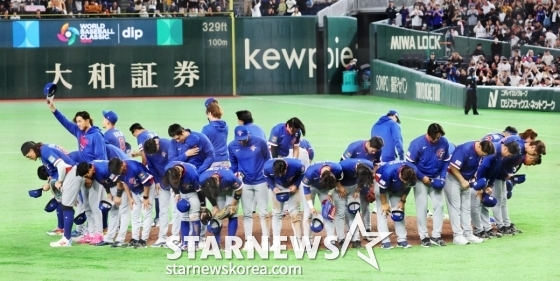 Тайваньские игроки выходят на поле после победы Cold Cam в 2026 WBC Tokyo POOL Taiwan в Токио Доум 7-го числа. /Фото = Старший репортер Кан Ён Чжо