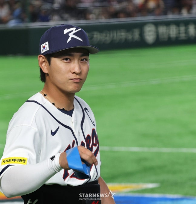 Lee Jung-hoo, who is on the ground against the Czech Republic on the 5th. The necklace attracts attention. /Photo = Senior Reporter Kang Young-jo