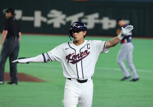 Lee Jung-hoo performing an airplane ceremony. /Picture = Senior Reporter Kang Young-jo