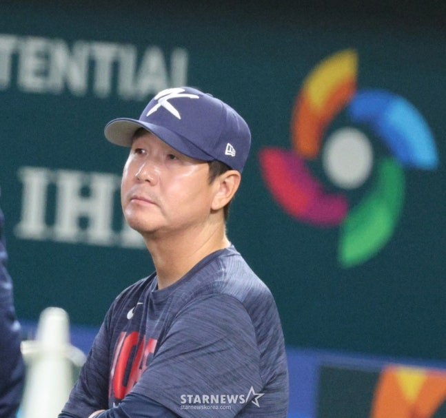 Đạo diễn Ryu Ji Hyun đang theo dõi buổi huấn luyện. /Ảnh = Phóng viên cao cấp Kang Young Jo