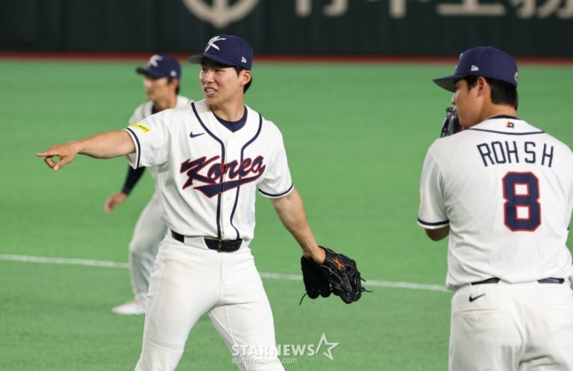 Kim Hye Sung (trái) và Noh Si Hwan đang tập luyện. /Ảnh = Phóng viên cao cấp Kang Young Jo