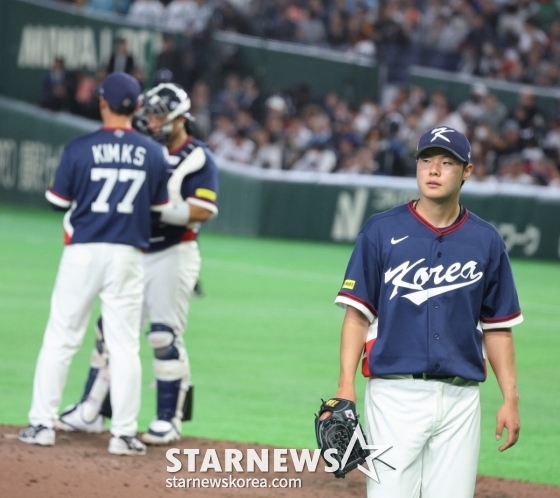 Cầu thủ ném bóng thuận tay trái của Hàn Quốc Kim Young Kyu đã bị Yoshida đánh trúng 2 cú đánh trúng bóng đúng lúc vào cuối hiệp thứ 7 của trận đấu giữa Hàn Quốc và Nhật Bản tại Tokyo Dome vào ngày 7. /Ảnh = Phóng viên cao cấp Kang Young Jo