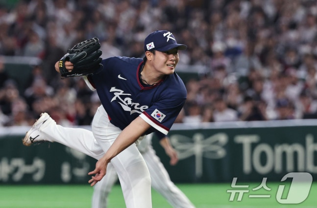 Trận đấu giữa Hàn Quốc và Nhật Bản trong bảng C của Giải bóng chày cổ điển thế giới 2026 được tổ chức tại Tokyo Dome, Nhật Bản vào chiều ngày 7. Cầu thủ ném bóng của Hàn Quốc Kim Young-gyu đang ném bóng ngược vào cuối hiệp thứ 7. Ảnh = News1