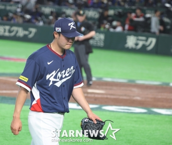 Cầu thủ ném bóng thuận tay trái của Hàn Quốc Kim Young Kyu đã bị Yoshida đánh trúng 2 cú đánh trúng bóng đúng lúc vào cuối hiệp thứ 7 của trận đấu giữa Hàn Quốc và Nhật Bản tại Tokyo Dome vào ngày 7. /Ảnh = Phóng viên cao cấp Kang Young Jo