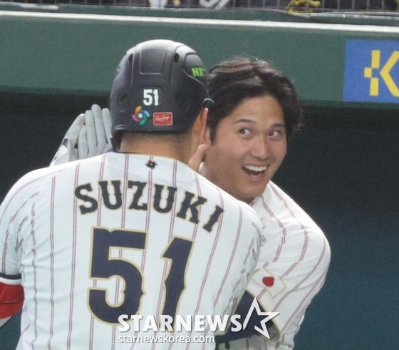 7日，在第1回合末击出追击2分本垒打的日本3号击球手铃木在东京巨蛋体育场举行的2026WBC东京POOL韩国队与日本队的比赛第3回合末2人出局的情况下，面对高荣杓击出反败为胜的本垒打后，正在返回本垒打。 调皮劲十足的大谷正向主场作战的铃木上演一场惊喜秀。 =照片=高级记者姜英祖。