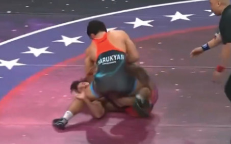 Арман Сарукян побивает соперника во время борцовского поединка. /Фото = Больше солнца в муравейнике
